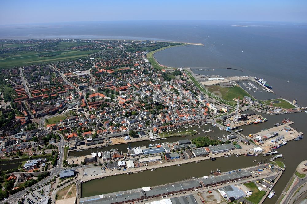 Cuxhaven von oben - Stadtansicht mit dem Hafen der Stadt Cuxhaven im Bundesland Niedersachsen