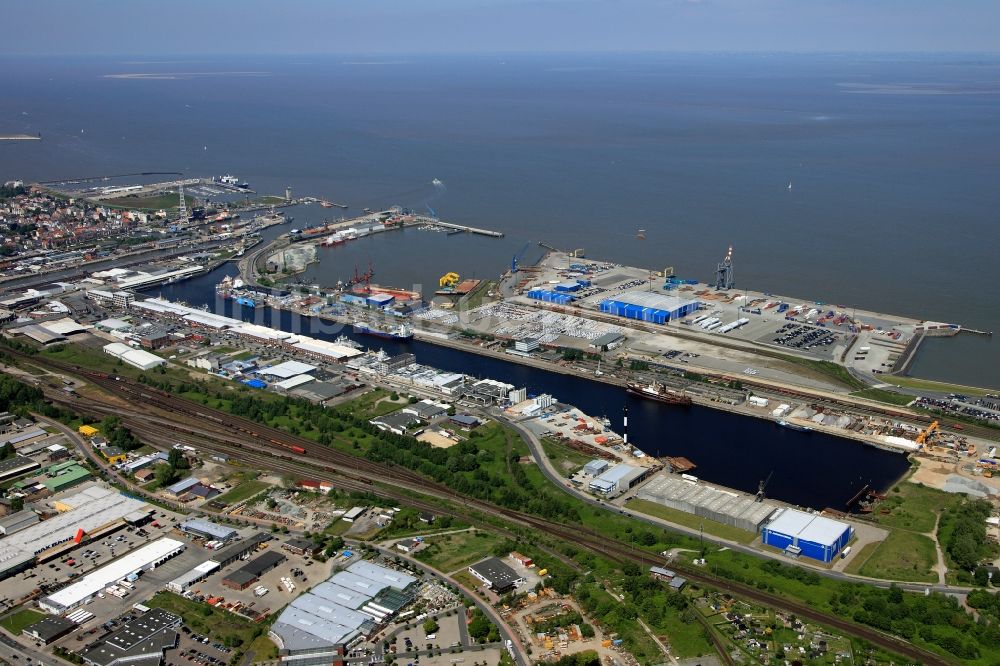 Cuxhaven aus der Vogelperspektive: Stadtansicht mit dem Hafen der Stadt Cuxhaven im Bundesland Niedersachsen