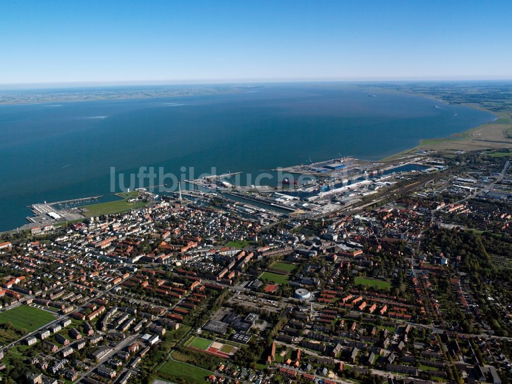 Cuxhaven aus der Vogelperspektive: Stadtansicht mit dem Hafen der Stadt Cuxhaven im Bundesland Niedersachsen