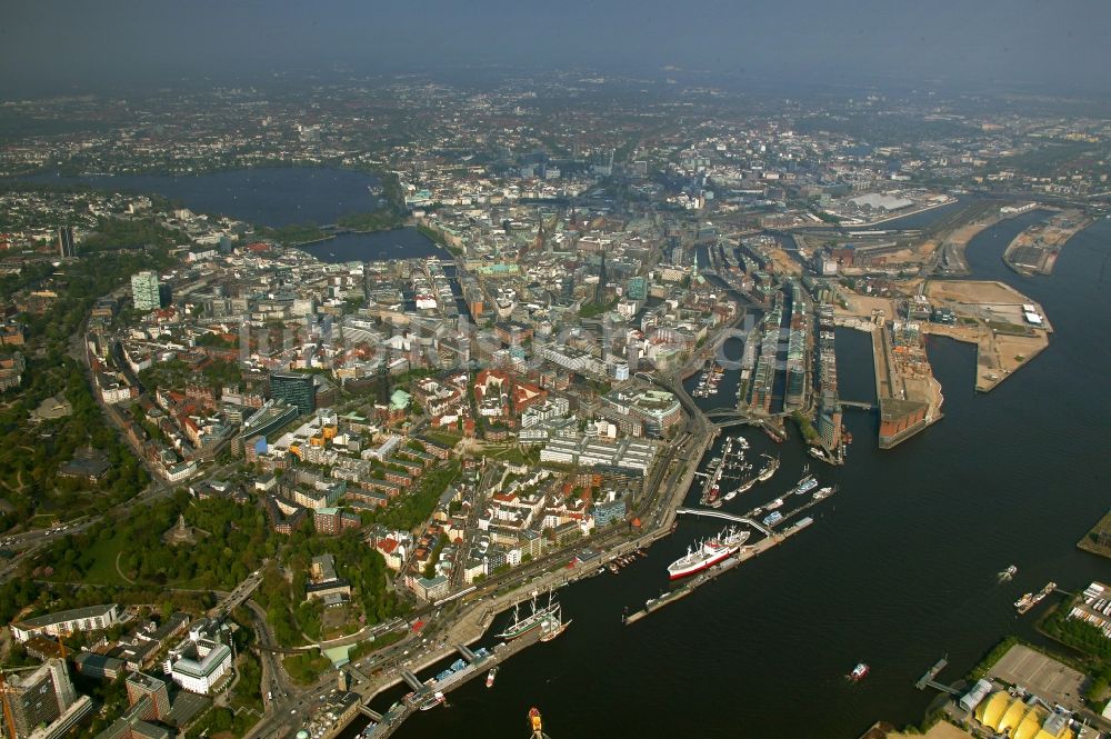 Luftbild Hamburg - Stadtansicht der HafenCity mit der Speicherstadt des alten Zollhafens an der Altstadt in Hamburg