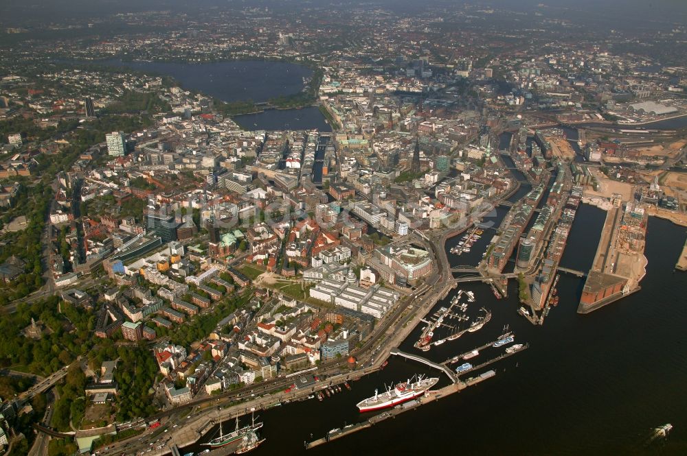 Luftaufnahme Hamburg - Stadtansicht der HafenCity mit der Speicherstadt des alten Zollhafens an der Altstadt in Hamburg