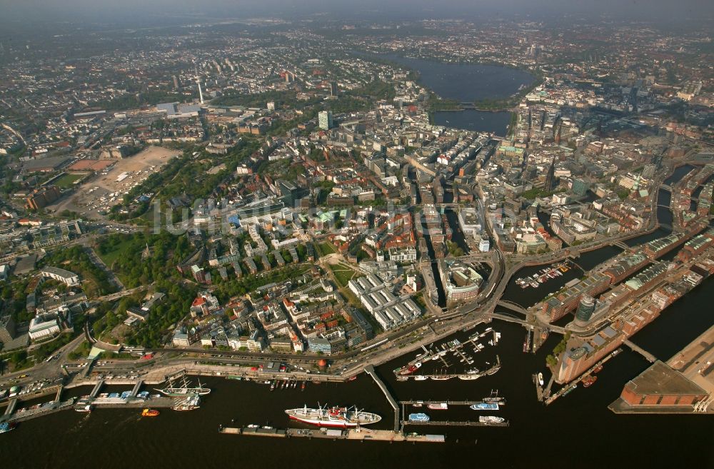 Hamburg von oben - Stadtansicht der HafenCity mit der Speicherstadt des alten Zollhafens an der Altstadt in Hamburg