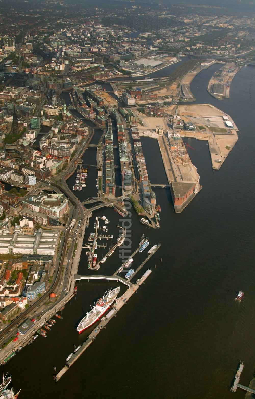 Hamburg aus der Vogelperspektive: Stadtansicht der HafenCity mit der Speicherstadt des alten Zollhafens an der Altstadt in Hamburg