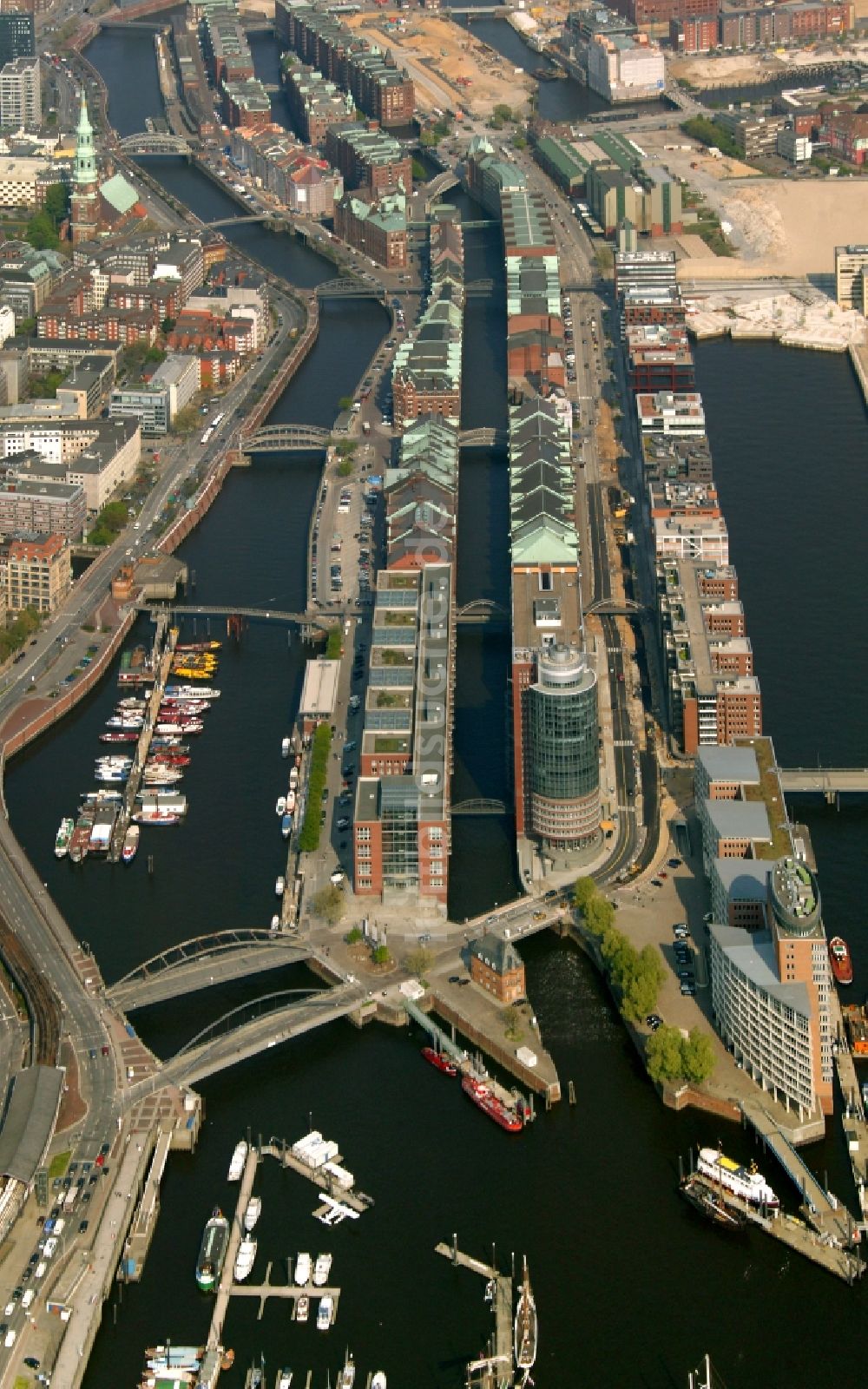 Luftbild Hamburg - Stadtansicht der HafenCity mit der Speicherstadt des alten Zollhafens an der Altstadt in Hamburg