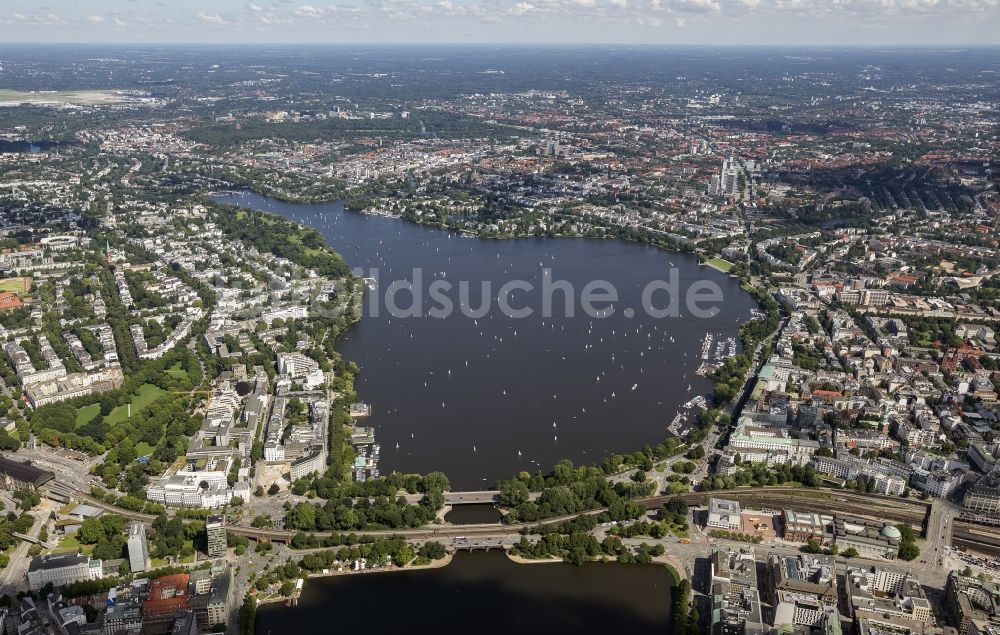 Luftaufnahme Hamburg - Stadtansicht von Hamburg im Bereich der Gewässer Binnenalster und der Außenalster in Hamburg