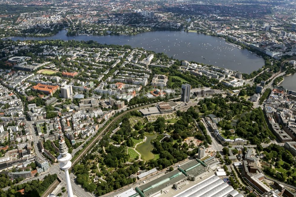 Hamburg von oben - Stadtansicht von Hamburg im Bereich der Gewässer Binnenalster und der Außenalster in Hamburg