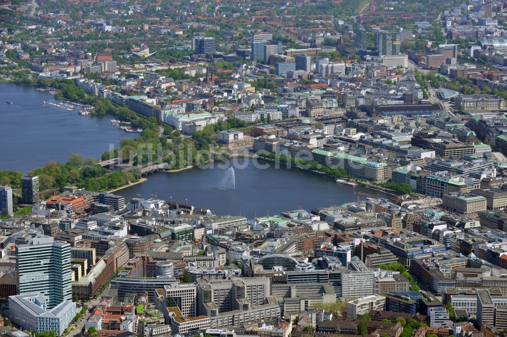 Luftaufnahme Hamburg - Stadtansicht von Hamburg im Bereich der Gewässer Binnenalster und der Außenalster in Hamburg