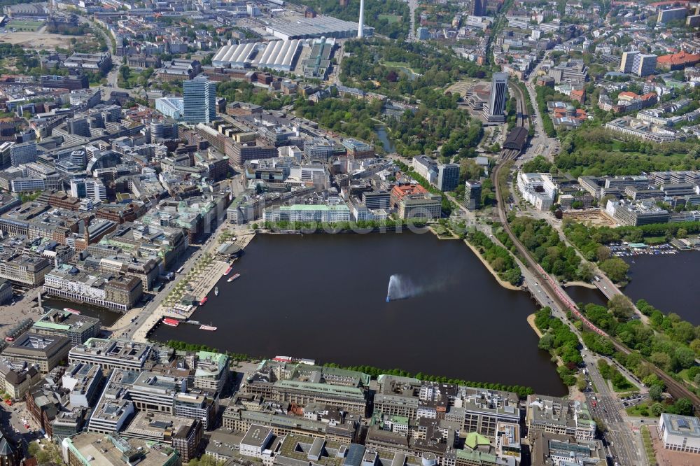 Hamburg von oben - Stadtansicht von Hamburg im Bereich der Gewässer Binnenalster und der Außenalster in Hamburg