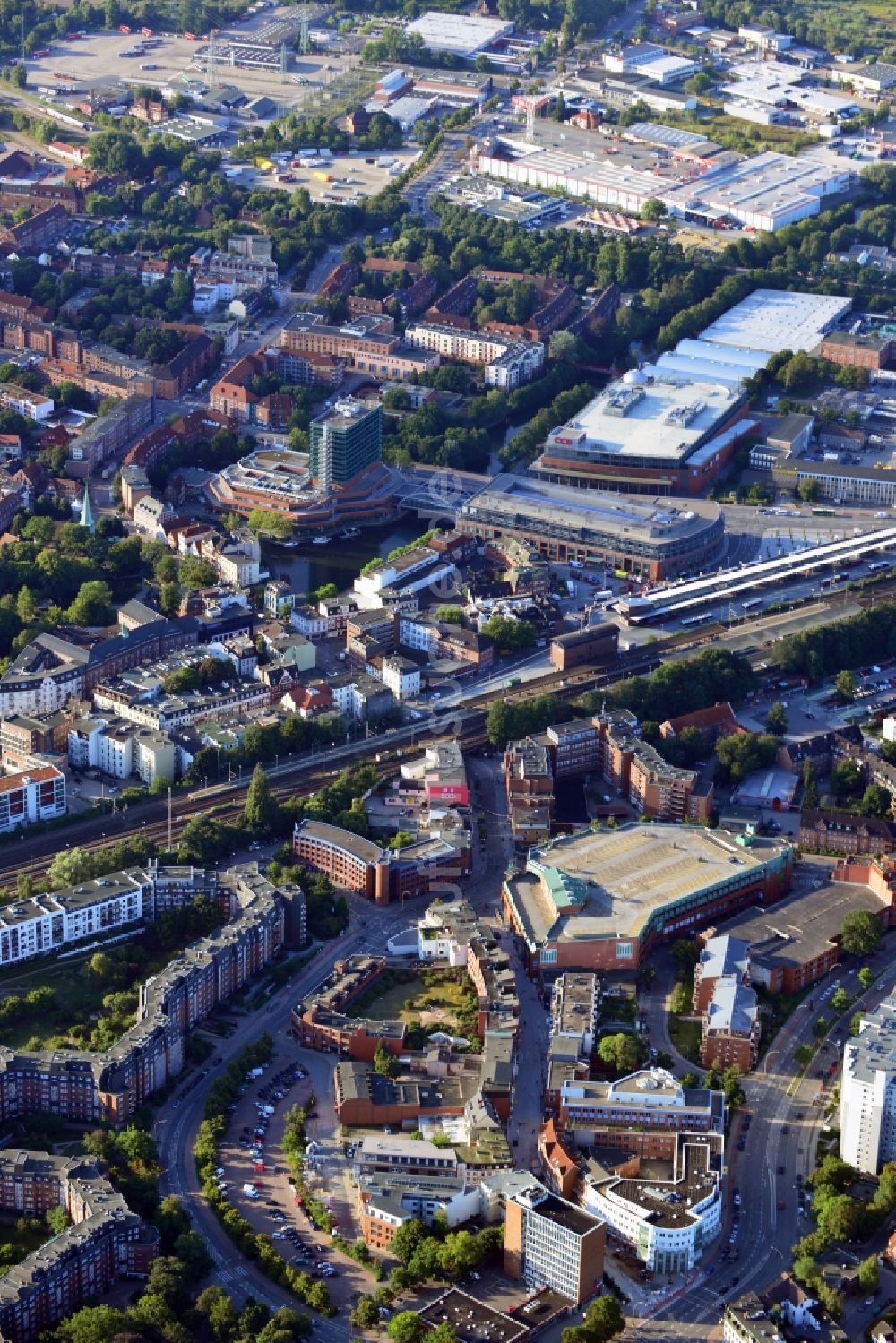 Hamburg Bergedorf von oben - Stadtansicht von Hamburg mit Blick auf das Marktkauf - Warenhaus, dem CCB Einkaufszentrum und dem Möbelhaus Bauhaus im Stadteil Bergedorf in Hamburg