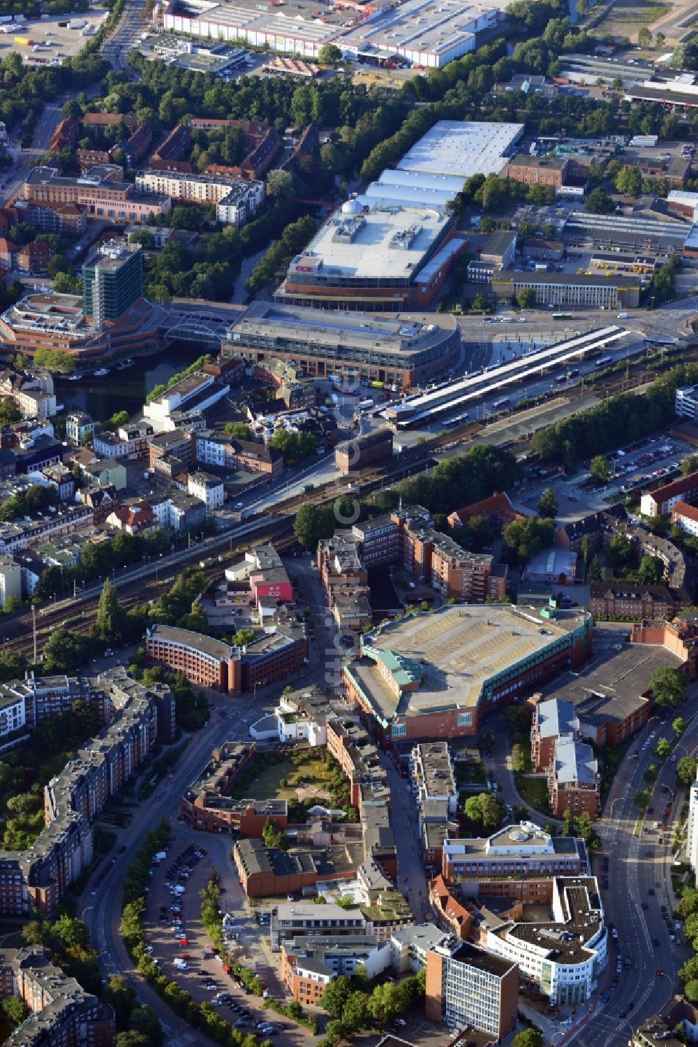 Luftaufnahme Hamburg Bergedorf - Stadtansicht von Hamburg mit Blick auf das Marktkauf - Warenhaus, Wohnhäuser und dem CCB Einkaufszentrum im Stadteil Bergedorf in Hamburg