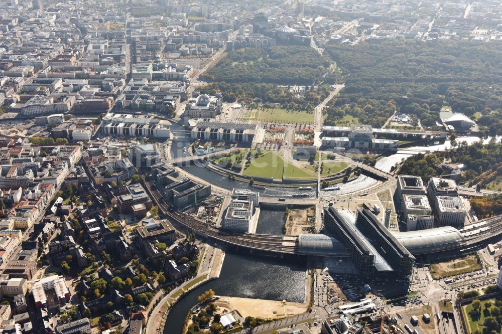 Luftaufnahme Berlin - Stadtansicht mit Hauptbahnhof der Deutschen Bahn in Berlin