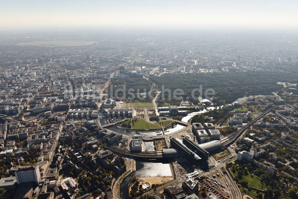 Berlin von oben - Stadtansicht mit Hauptbahnhof der Deutschen Bahn in Berlin