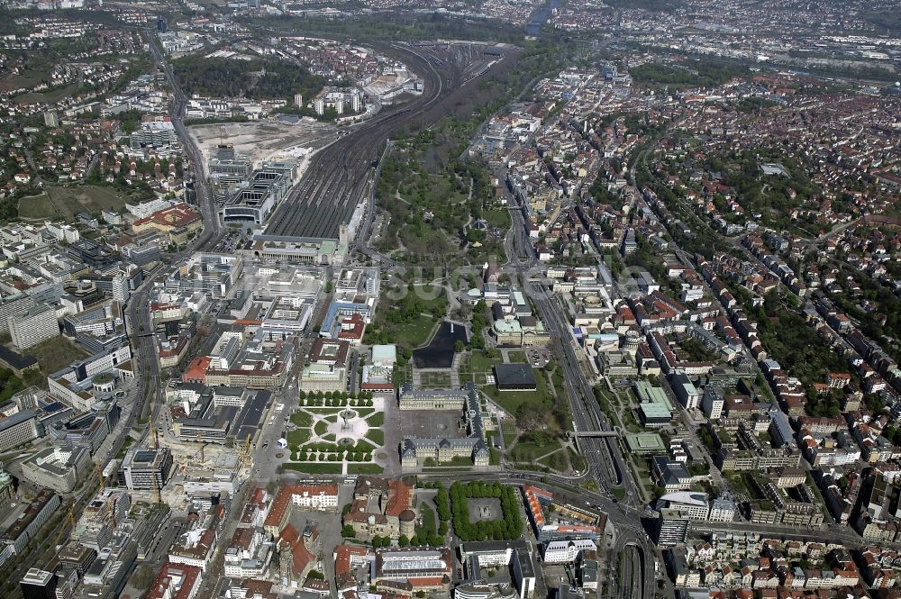 Stuttgart von oben - Stadtansicht mit Hauptbahnhof und Schloßplatz im Stadtzentrum der Innenstadt von Stuttgart in Baden-Württemberg