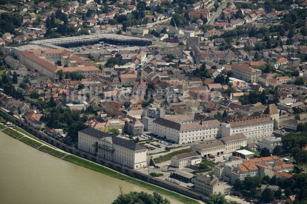 Hainburg an der Donau von oben - Stadtansicht der historischen Innenstadt von Hainburg an der Donau in Niederösterreich, Österreich