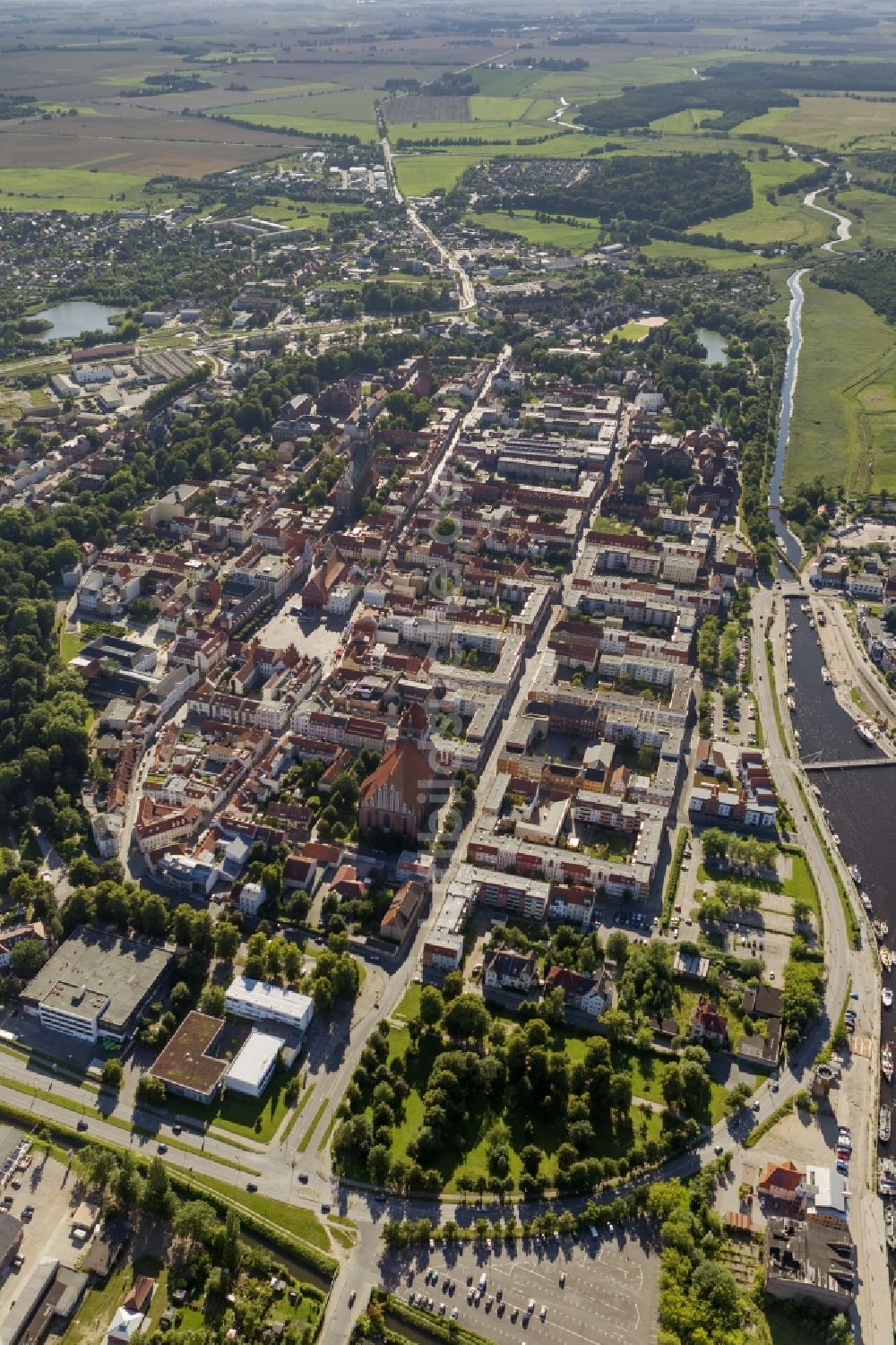 Luftaufnahme Hansestadt Greifswald - Stadtansicht des historischen Stadtzentrum mit Jacobikirche und Dom St.Nikolai und Marktplatz der Hansestadt Greifswald im Bundesland Mecklenburg-Vorpommern