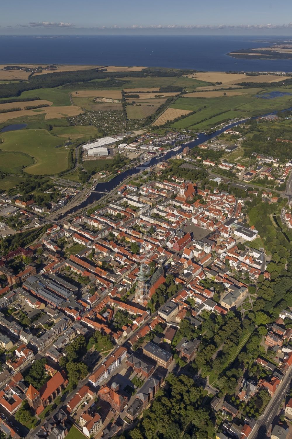 Luftaufnahme Hansestadt Greifswald - Stadtansicht des historischen Stadtzentrum mit Jacobikirche und Dom St.Nikolai und Marktplatz der Hansestadt Greifswald im Bundesland Mecklenburg-Vorpommern