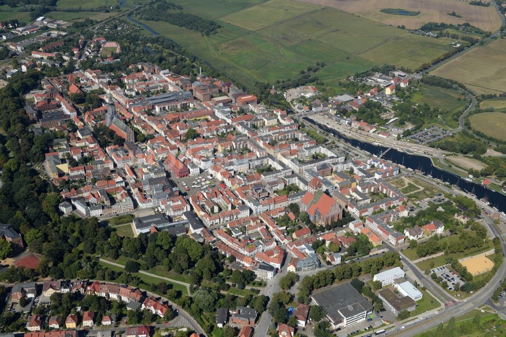 Greifswald aus der Vogelperspektive: Stadtansicht des historischen Stadtzentrum mit Jacobikirche und Dom St.Nikolai und Marktplatz der Hansestadt Greifswald im Bundesland Mecklenburg-Vorpommern