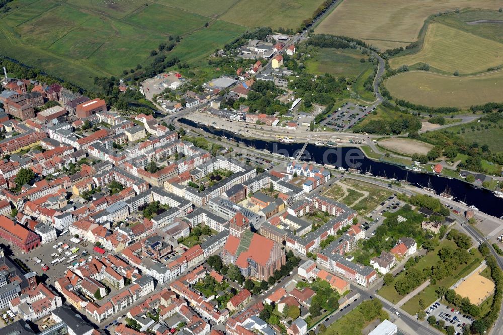 Luftaufnahme Greifswald - Stadtansicht des historischen Stadtzentrum mit Jacobikirche und Dom St.Nikolai und Marktplatz der Hansestadt Greifswald im Bundesland Mecklenburg-Vorpommern