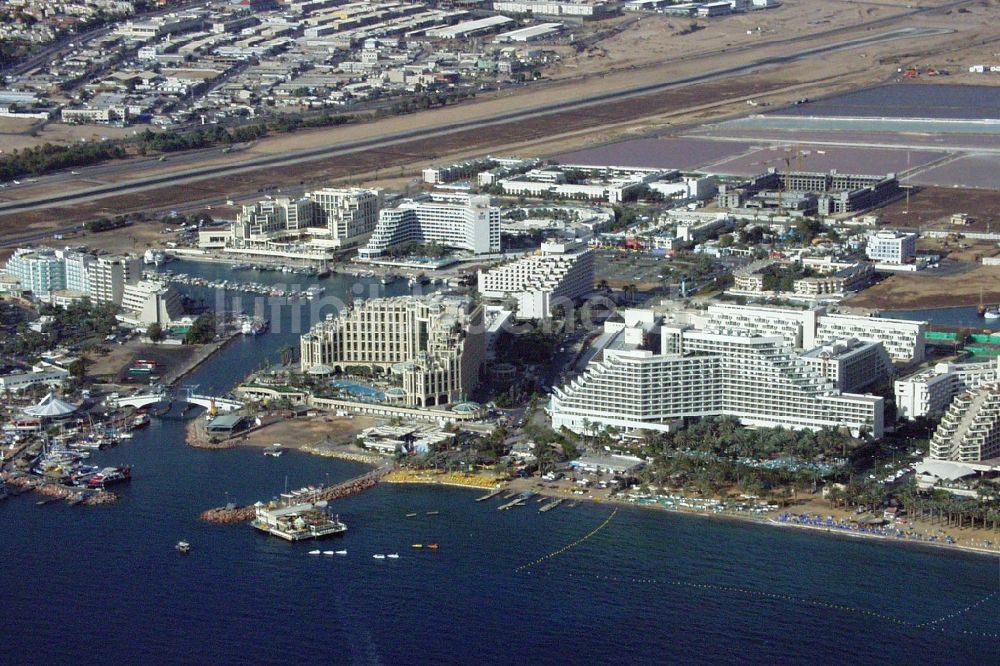 Luftaufnahme Eilat - Stadtansicht mit Hotels und Flughafen im Stadtgebiet der Touristenstadt Eilat in South District, Israel am Golf von Akaba