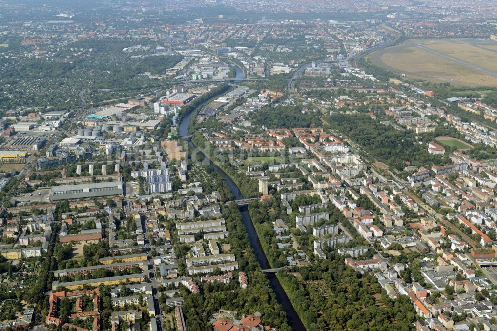 Berlin aus der Vogelperspektive: Stadtansicht der Industrie und Gewerbegebiete am Ufer des Teltowkanals in Britz in Berlin