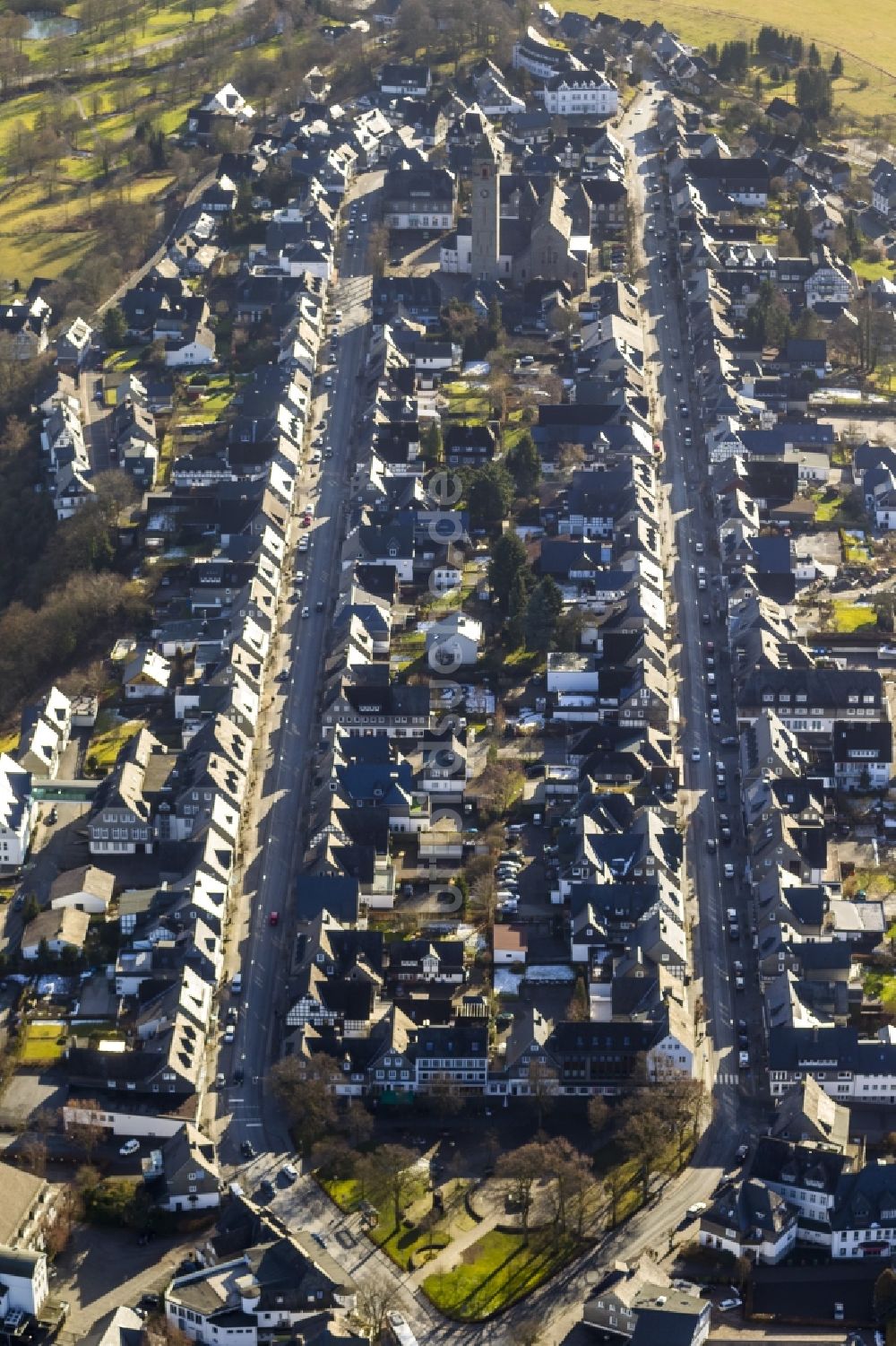 Schmallenberg aus der Vogelperspektive: Stadtansicht der Innenstadt an der Alexander Kirche von Schmallenberg im Ruhrgebiet im Bundesland Nordrhein-Westfalen NRW