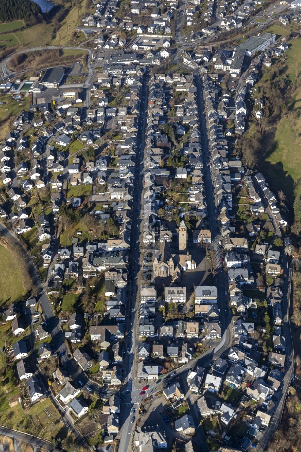 Luftbild Schmallenberg - Stadtansicht der Innenstadt an der Alexander Kirche von Schmallenberg im Ruhrgebiet im Bundesland Nordrhein-Westfalen NRW