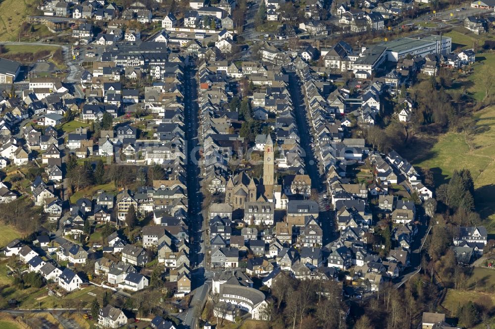 Luftaufnahme Schmallenberg - Stadtansicht der Innenstadt an der Alexander Kirche von Schmallenberg im Ruhrgebiet im Bundesland Nordrhein-Westfalen NRW