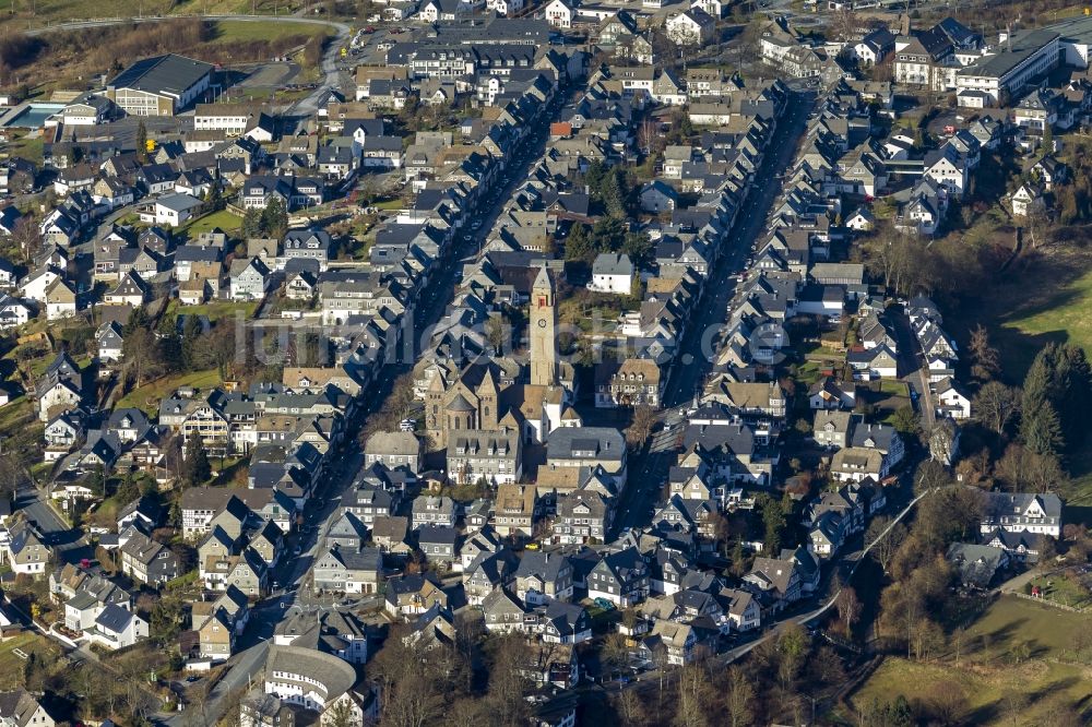 Schmallenberg von oben - Stadtansicht der Innenstadt an der Alexander Kirche von Schmallenberg im Ruhrgebiet im Bundesland Nordrhein-Westfalen NRW