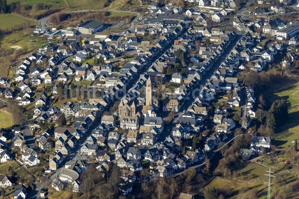 Schmallenberg aus der Vogelperspektive: Stadtansicht der Innenstadt an der Alexander Kirche von Schmallenberg im Ruhrgebiet im Bundesland Nordrhein-Westfalen NRW