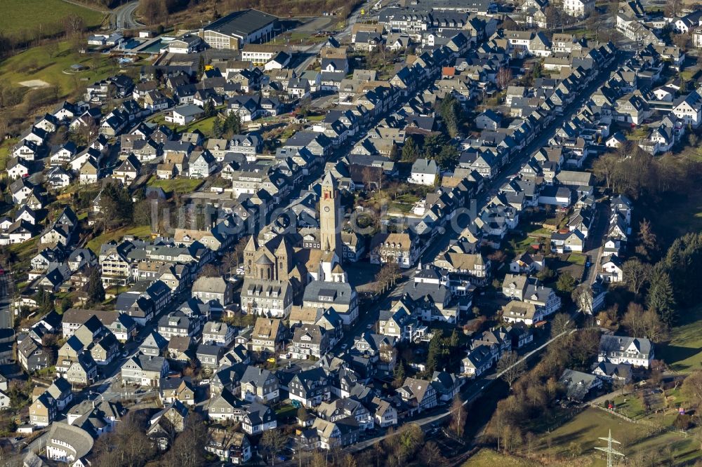 Luftbild Schmallenberg - Stadtansicht der Innenstadt an der Alexander Kirche von Schmallenberg im Ruhrgebiet im Bundesland Nordrhein-Westfalen NRW