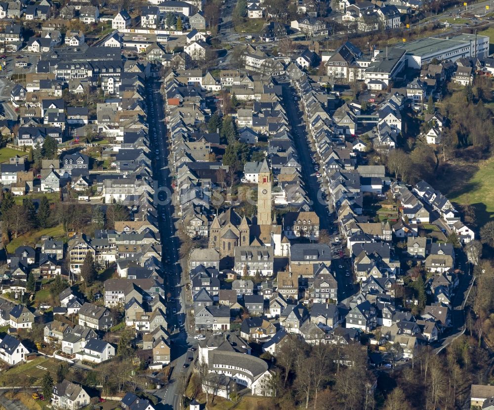 Luftaufnahme Schmallenberg - Stadtansicht der Innenstadt an der Alexander Kirche von Schmallenberg im Ruhrgebiet im Bundesland Nordrhein-Westfalen NRW