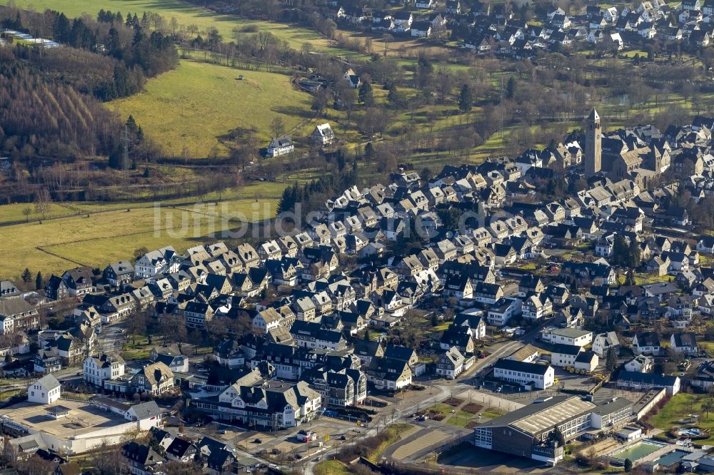 Schmallenberg aus der Vogelperspektive: Stadtansicht der Innenstadt an der Alexander Kirche von Schmallenberg im Ruhrgebiet im Bundesland Nordrhein-Westfalen NRW