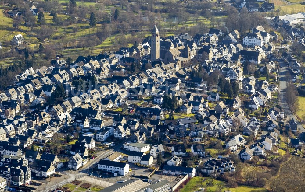 Luftbild Schmallenberg - Stadtansicht der Innenstadt an der Alexander Kirche von Schmallenberg im Ruhrgebiet im Bundesland Nordrhein-Westfalen NRW