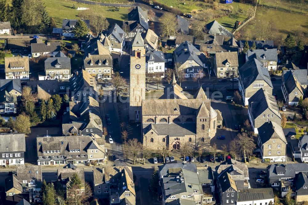 Luftaufnahme Schmallenberg - Stadtansicht der Innenstadt an der Alexander Kirche von Schmallenberg im Ruhrgebiet im Bundesland Nordrhein-Westfalen NRW