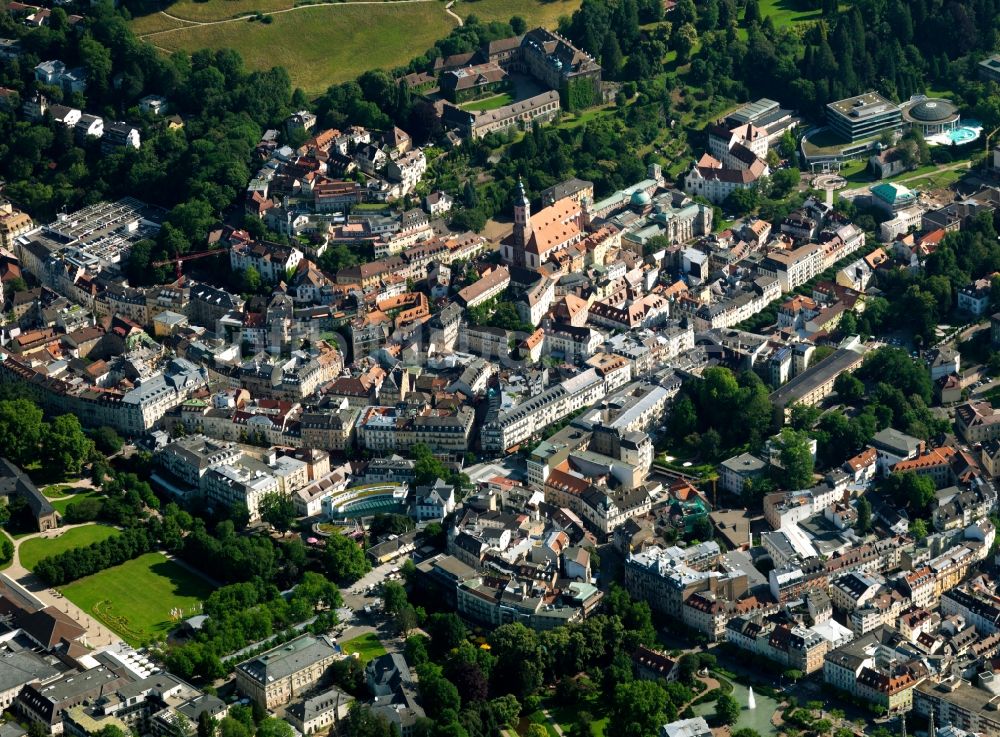 Luftaufnahme Baden-Baden - Stadtansicht der Innenstadt von Baden-Baden im Bundesland Baden-Württemberg