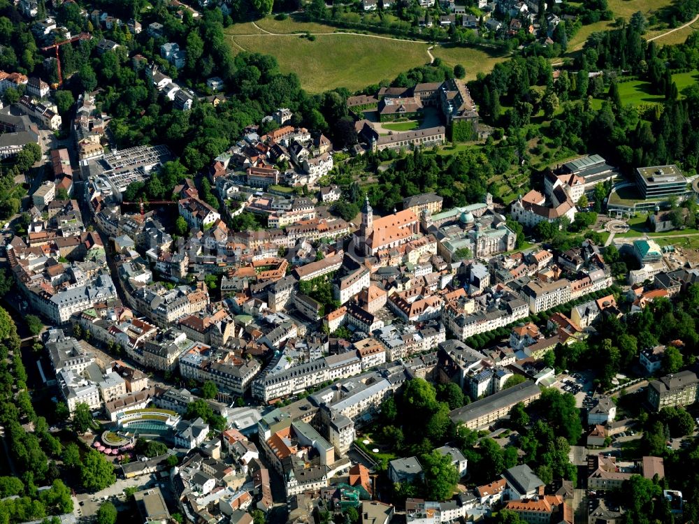 Luftaufnahme Baden-Baden - Stadtansicht der Innenstadt von Baden-Baden im Bundesland Baden-Württemberg