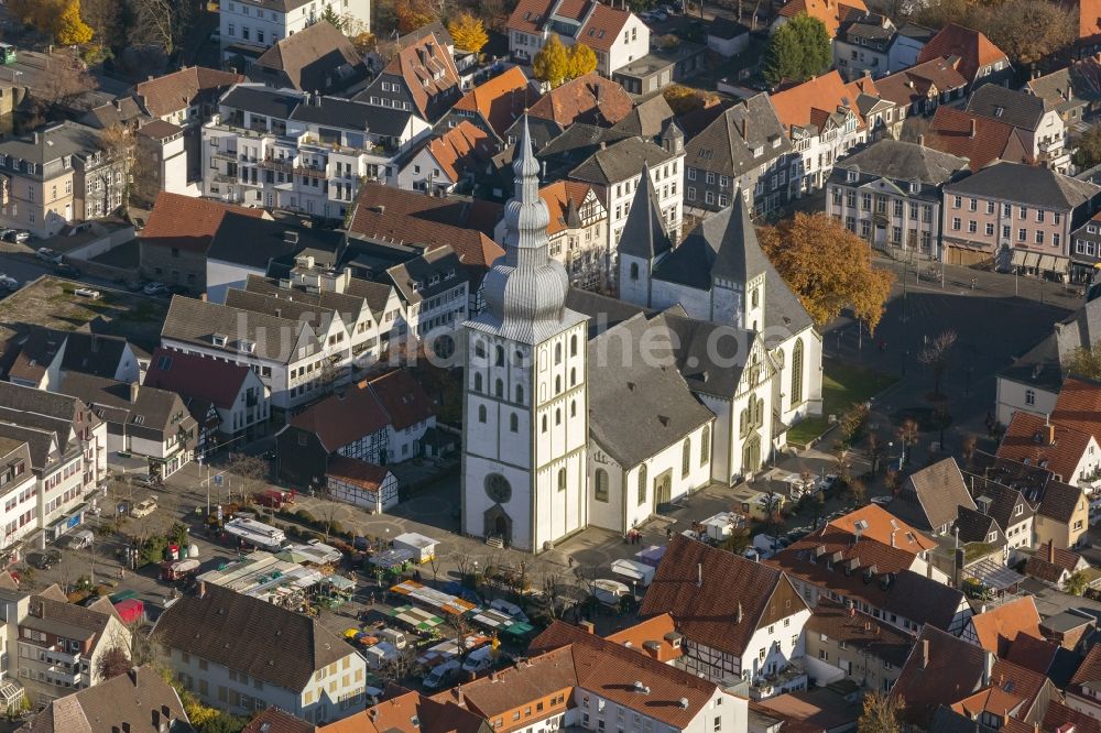 Luftaufnahme Lippstadt - Stadtansicht vom Innenstadt Bereich am Marktplatz mit der Lippstädter Marienkirche in Lippstadt in der Soester Börde im Bundesland Nordrhein-Westfalen NRW