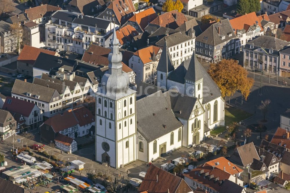 Lippstadt von oben - Stadtansicht vom Innenstadt Bereich am Marktplatz mit der Lippstädter Marienkirche in Lippstadt in der Soester Börde im Bundesland Nordrhein-Westfalen NRW