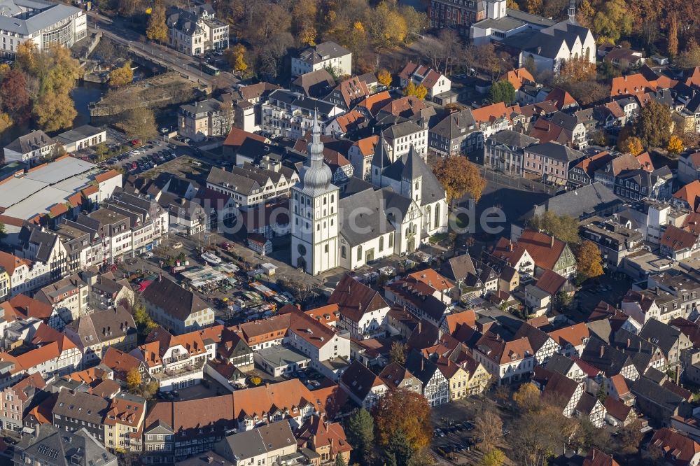 Lippstadt aus der Vogelperspektive: Stadtansicht vom Innenstadt Bereich am Marktplatz mit der Lippstädter Marienkirche in Lippstadt in der Soester Börde im Bundesland Nordrhein-Westfalen NRW