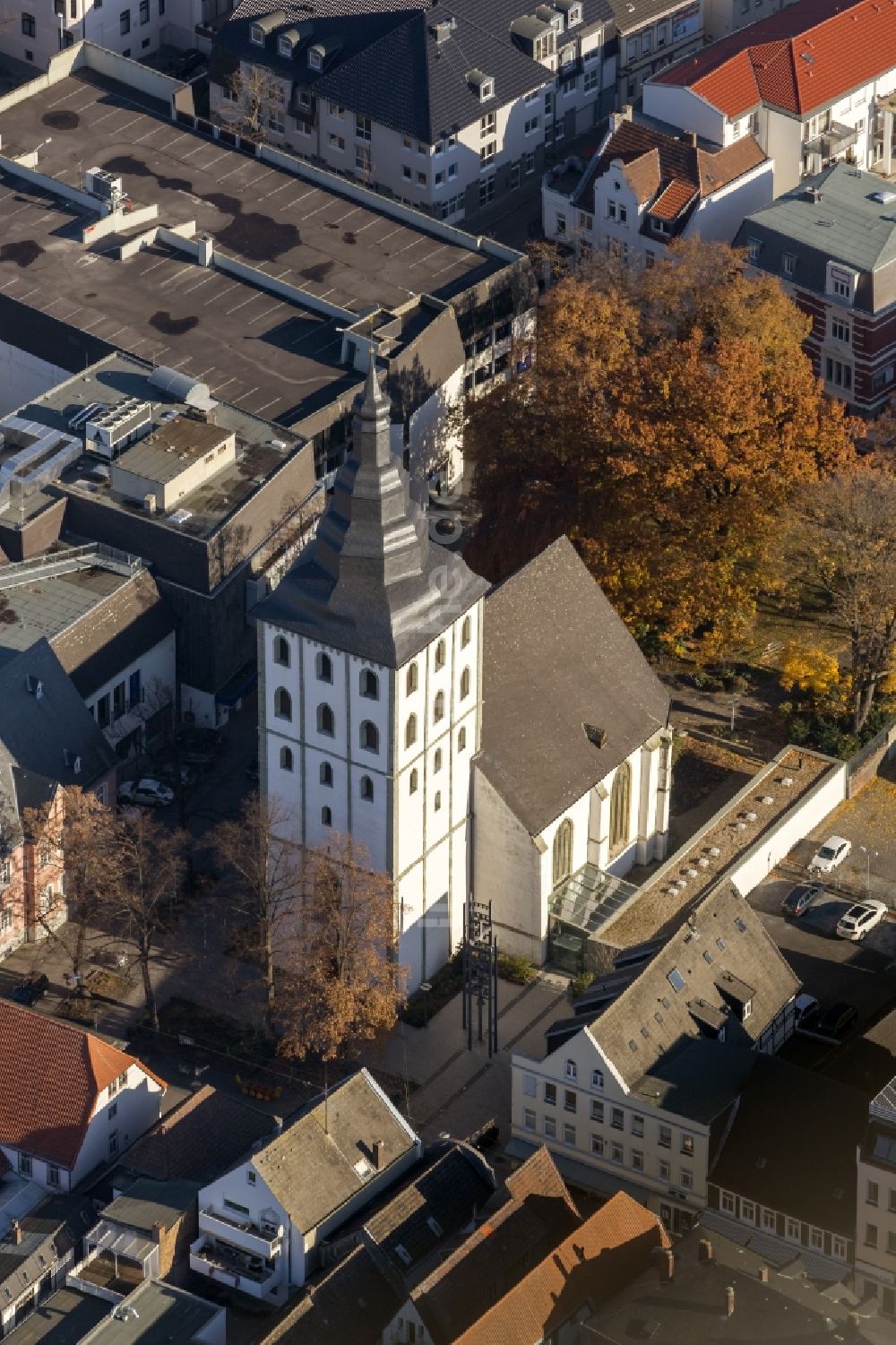 Luftaufnahme Lippstadt - Stadtansicht vom Innenstadt Bereich Pfarrkirche St. Nicolai mit dem romanischen Turm in Lippstadt in der Soester Börde im Bundesland Nordrhein-Westfalen NRW