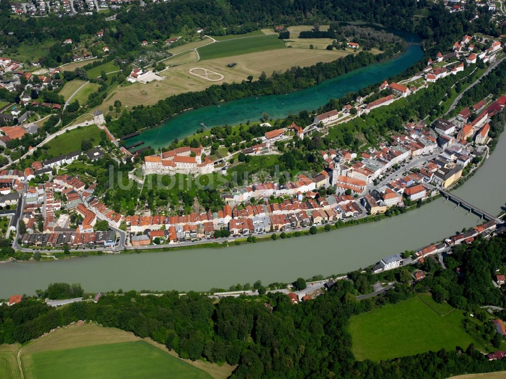 Burghausen aus der Vogelperspektive: Stadtansicht der Innenstadt von Burghausen am Ufer der Salzach im Bundesland Bayern