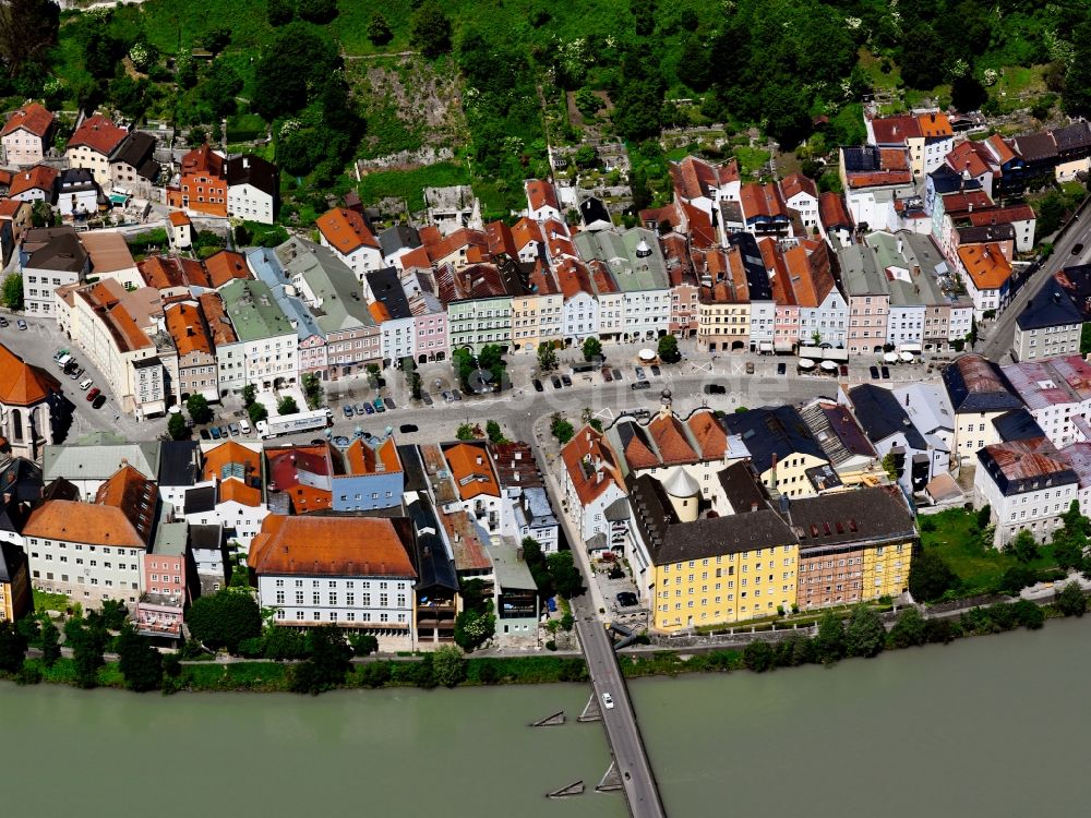 Luftbild Burghausen - Stadtansicht der Innenstadt von Burghausen am Ufer der Salzach im Bundesland Bayern