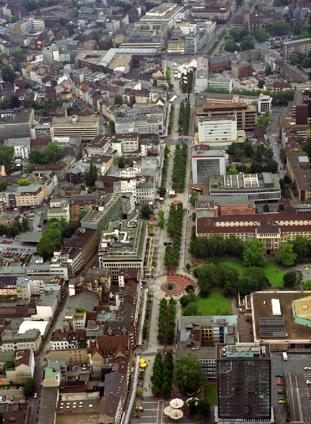 Duisburg von oben - Stadtansicht der Innenstadt Duisburgs entlang der Einkaufsstraße Königsstraße in Duisburg im Bundesland Nordrhein-Westfalen