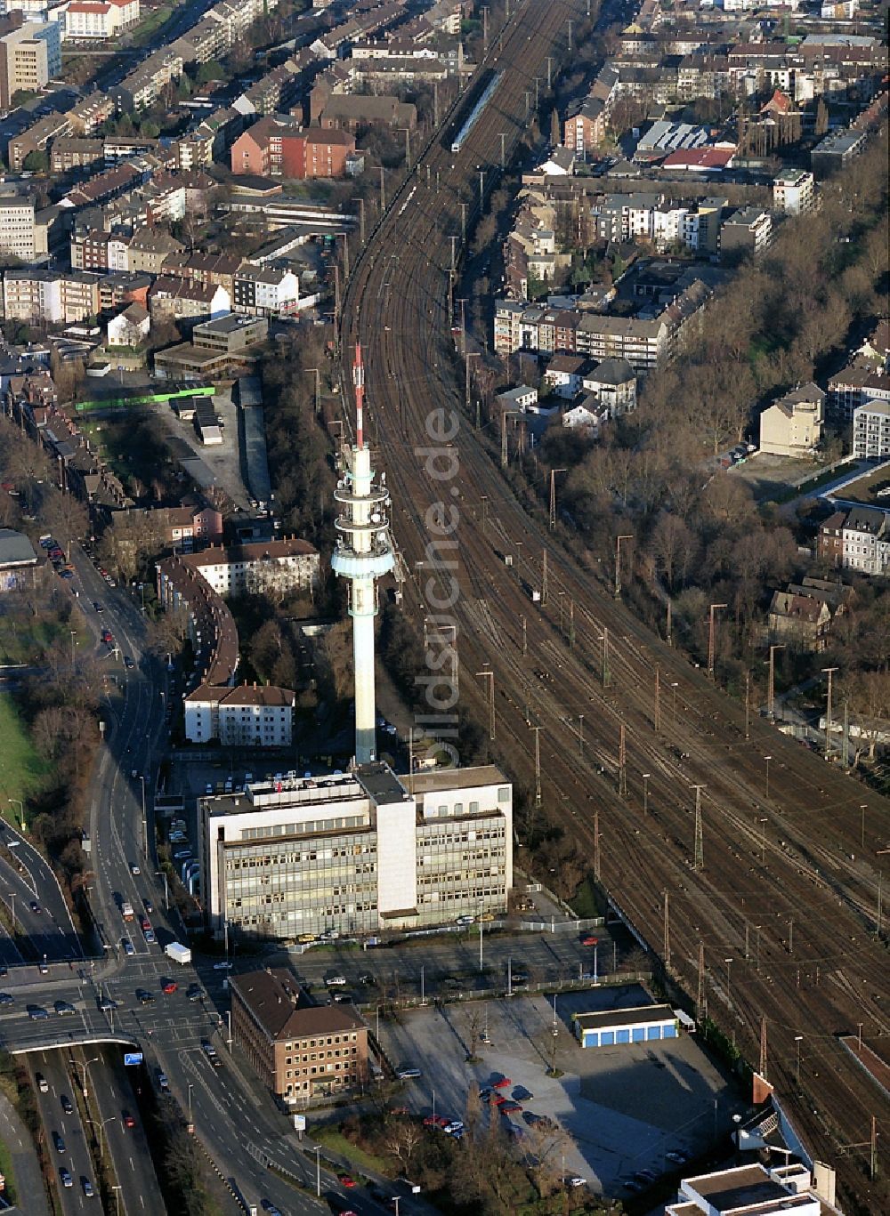 Duisburg aus der Vogelperspektive: Stadtansicht der Innenstadt Duisburgs entlang der Stadtautobahn (A 59) und der Gleisanlagen im Norden des Hauptbahnhofes am Funkturm in Duisburg im Bundesland Nordrhein-Westfalen