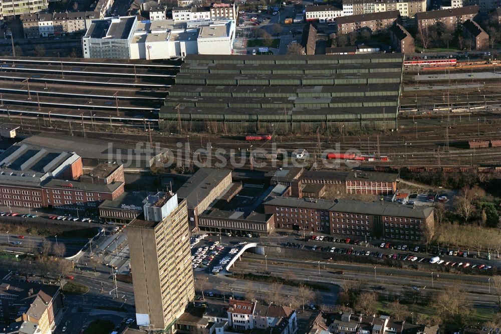 Duisburg von oben - Stadtansicht der Innenstadt Duisburgs entlang der Stadtautobahn (A 59) von Westen nach Osten am Hauptbahnhof in Duisburg im Bundesland Nordrhein-Westfalen