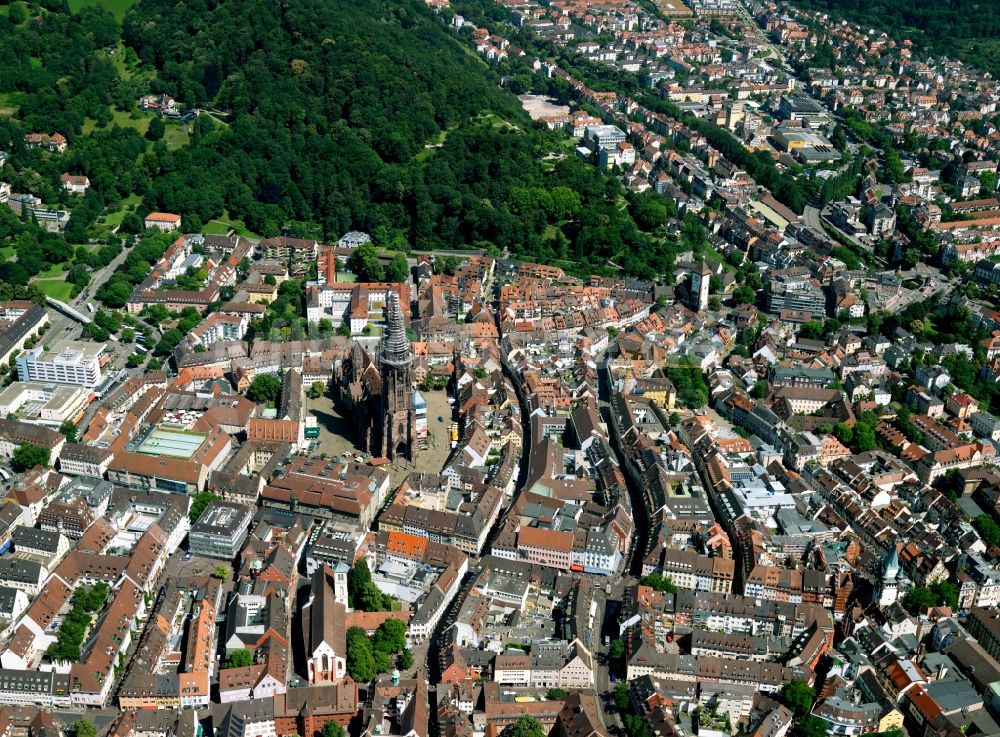 Freiburg aus der Vogelperspektive: Stadtansicht der Innenstadt von Freiburg im Breisgau im Bundesland Baden-Württemberg