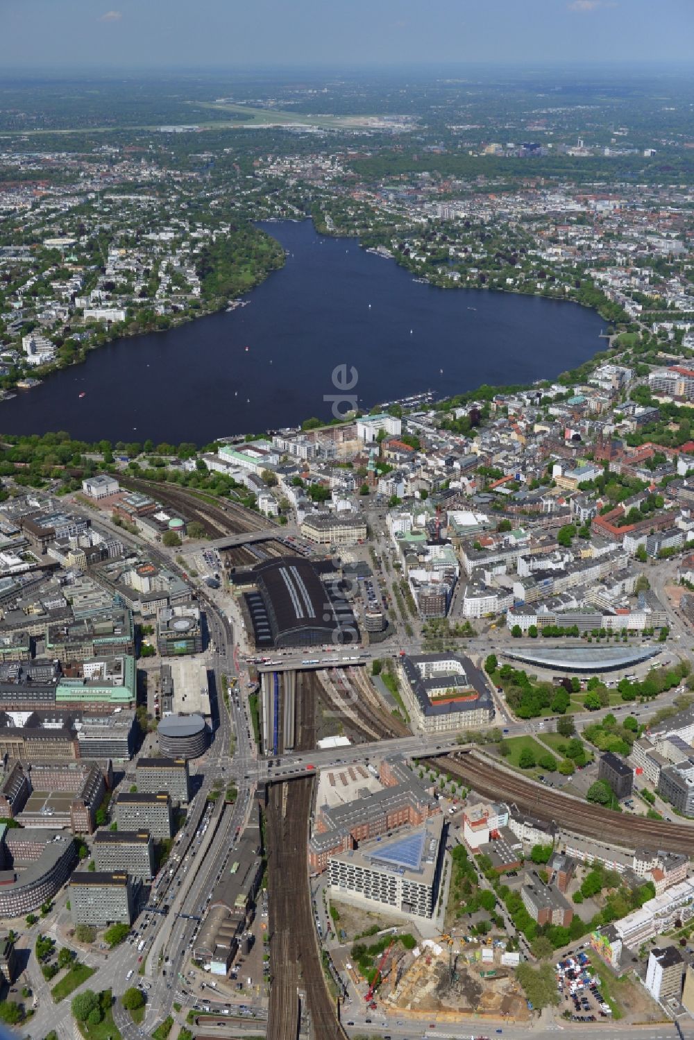 Luftaufnahme Hamburg - Stadtansicht der Innenstadt am Hauptbahnhof mit der Außenalster in Hamburg