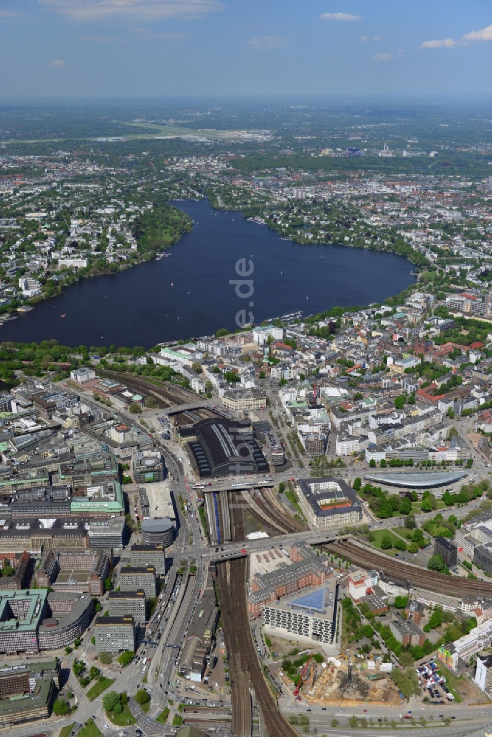 Hamburg aus der Vogelperspektive: Stadtansicht der Innenstadt am Hauptbahnhof mit der Außenalster in Hamburg