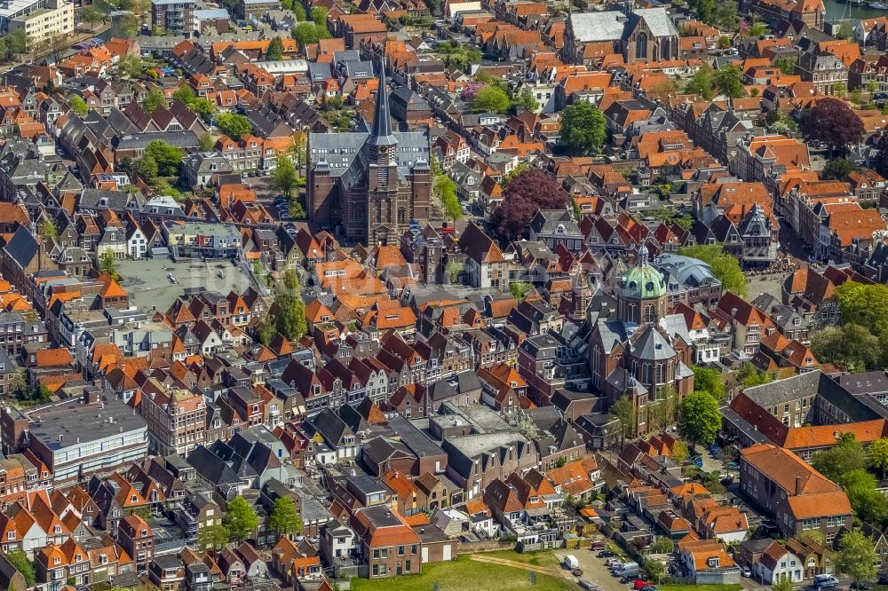 Hoorn von oben - Stadtansicht der Innenstadt von Hoorn an der Küste zum Markermeer in Holland - Niederlanden