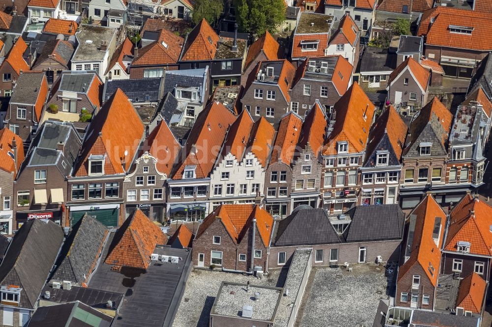 Luftaufnahme Hoorn - Stadtansicht der Innenstadt von Hoorn an der Küste zum Markermeer in Holland - Niederlanden